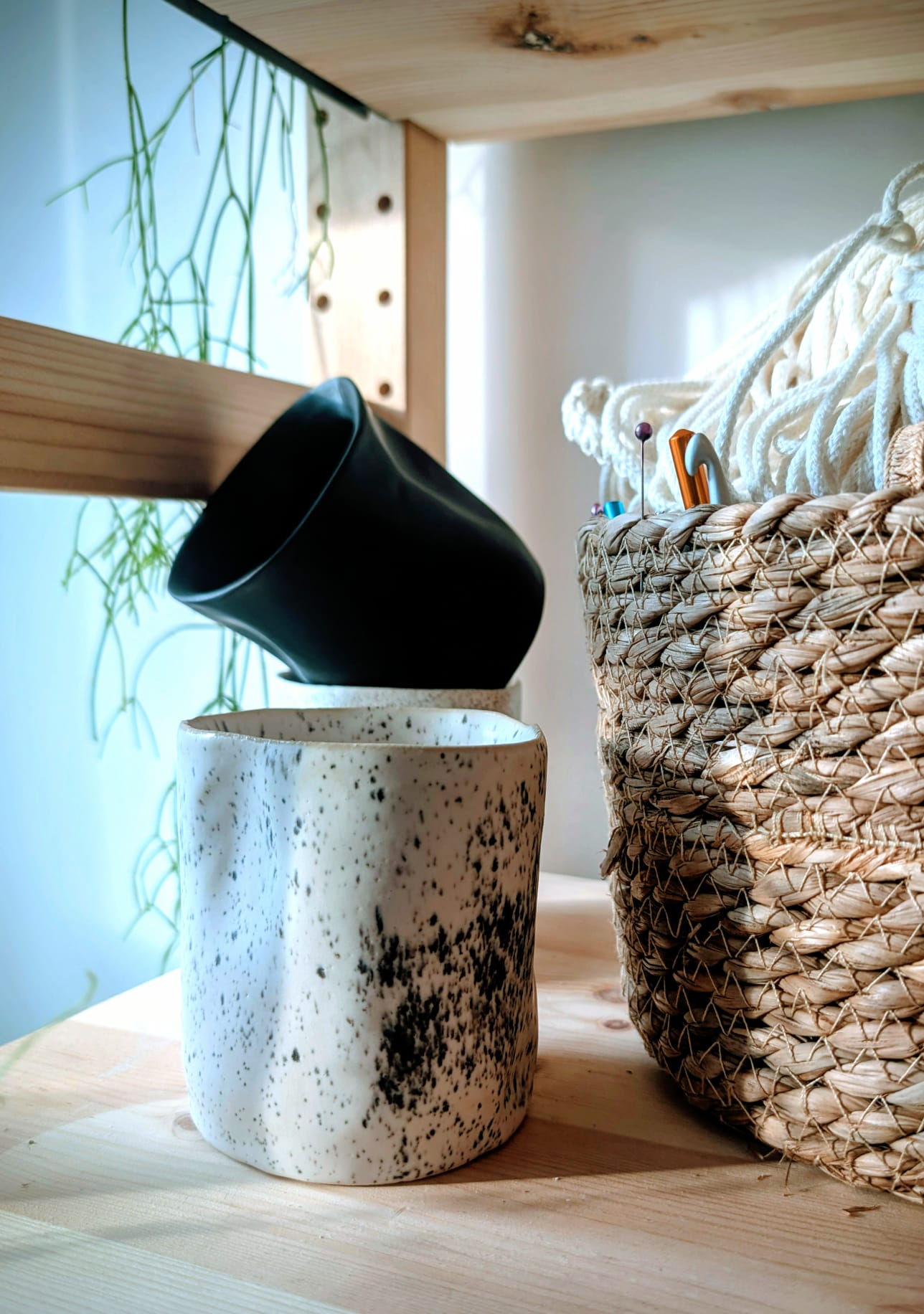 Czarki ceramiczne z efektem splatter